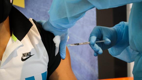 Una trabajadora de salud aplica una dosis de la vacuna contra el COVID-19 a un hombre en Uruguay. (Foto: Raúl Martínez / EFE)