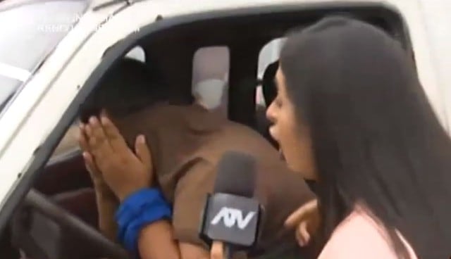 Chofer de combi pirata llora al ser intervenido tras chocar con camioneta e intentar darse a la fuga. Foto: Captura de ATV Noticias
