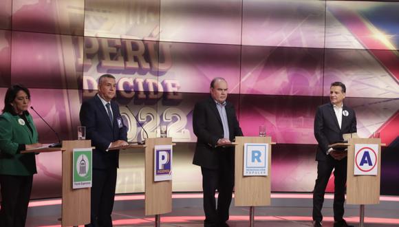 Candidatos durante el debate (Foto: GEC)