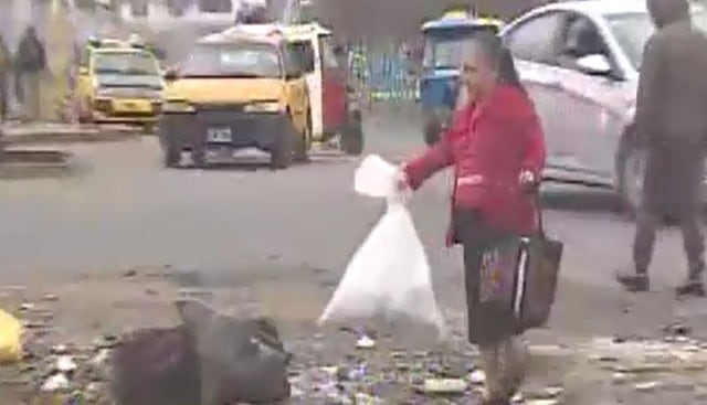 Vecina denuncia que le cobran 3 soles para recoger la basura de la puerta de su casa