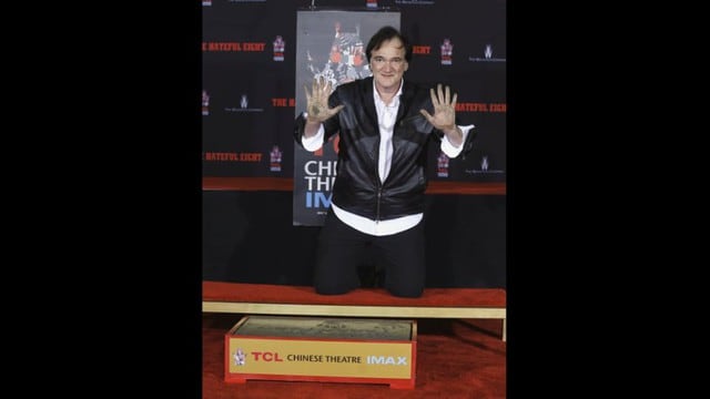 El cineasta estadounidense Quentin Tarantino dejó las huellas de sus manos y sus pies en el Teatro Chino de Hollywood. (Foto: Agencias)