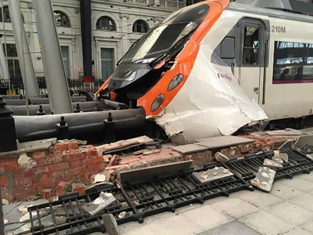El impacto aplastó la parte delantera del tren y lo dejó ladeado. Fotos: AFP