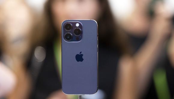 El nuevo iPhone 14 Pro se muestra durante un evento de lanzamiento de nuevos productos en Apple Park en Cupertino, California, el 7 de septiembre de 2022. (Foto de Brittany Hosea-Small / AFP)