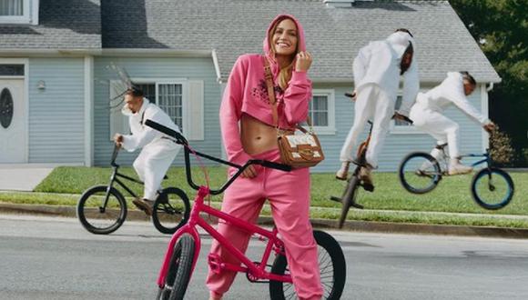 Jennifer Lopez se luce arriba de una bicicleta, con tacos y con conjunto deportivo total pink' para la nueva campaña de Coach. (Foto: @jlo / Instagram)