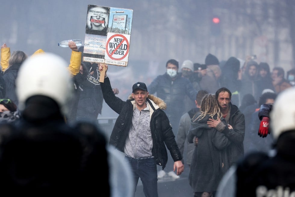 El último domingo, en Bruselas, decenas de miles de personas (35.000 según la policía) se manifestaron para protestar contra las nuevas medidas impuestas para frenar el COVID-19bajo el lema "Juntos por la libertad". (Foto: Kenzo TRIBOUILLARD / AFP)
