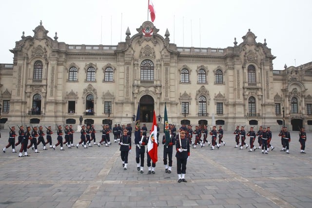Mira el espectacular cambio de guardia en Palacio de Gobierno realizado por la PNP. (Andina)