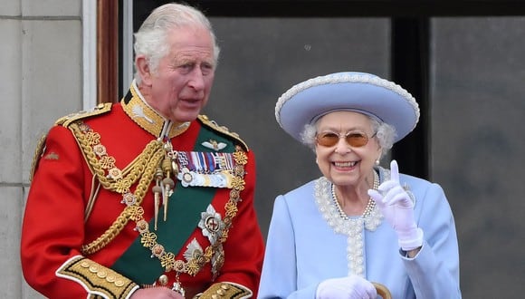 En esta foto de archivo tomada el 2 de junio de 2022, la reina Isabel II se encuentra con su hijo el príncipe Carlos, el primero en la línea de sucesión para la corona británica. (DANIEL LEAL / AFP).