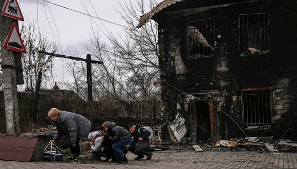 La gente se protege de los bombardeos en la ciudad de Bucha, al oeste de Kiev, el 4 de marzo de 2022. (Foto de ARIS MESSINIS / AFP)
