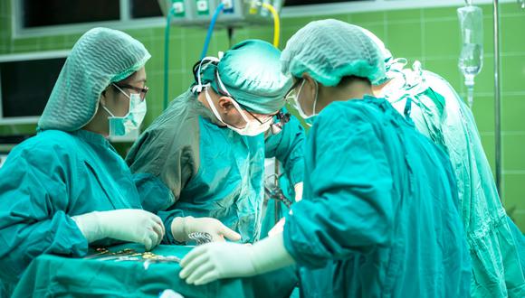 Críticas a un médico por publicar un video en plena cirugía para demostrar que es doctor. (Foto: Referencial / Pixabay)