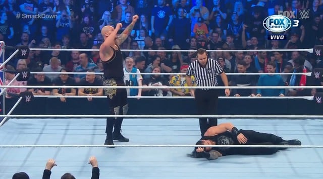 La hicieron trampa a Roman Reigns en  WWE SmackDown (Captura FOX Sports 3)