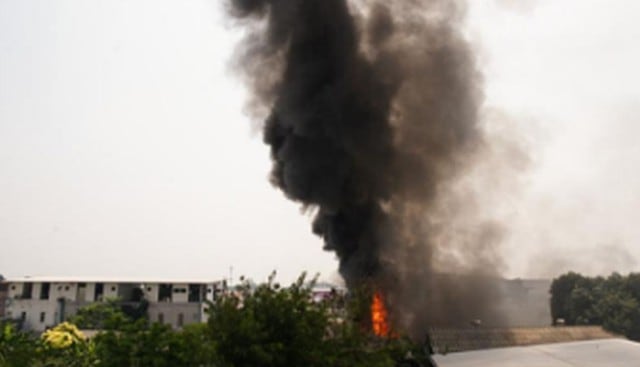 Reportan voraz incendio en depósito informal tras varias explosiones. Foto: Captura de Twitter