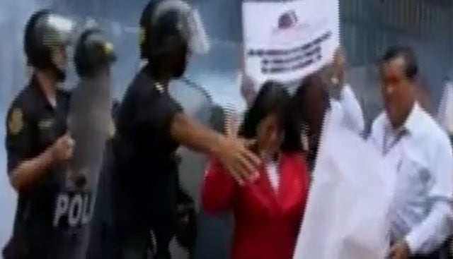 Trabajadoras del MIMP denuncian que 'ponen de su bolsillo' para atender a maltratadas y les lanzan bombas lacrimógenas