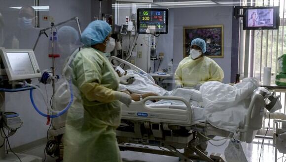 Imagen referencial. Enfermeras atienden a un paciente de coronavirus en la unidad de cuidados intensivos del Hospital Paitilla, en la ciudad de Panamá. La imagen es del 6 de mayo. (Foto: Luis Acosta / AFP).