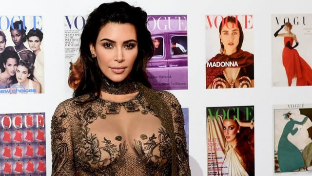 Kim Kardashian y su revelador vestido en  la gala Vogue 100. Foto: AP