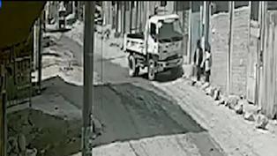 SJM: Camión mal estacionado y sin chofer embiste y deja grave a menor | VIDEO