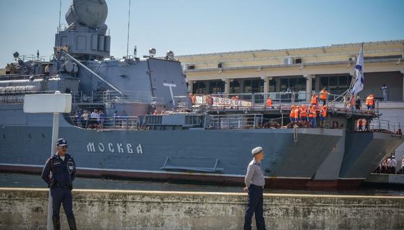 Las autoridades también habían indicado que el proceso de remolque del buque estaba en curso y que la tripulación de varios centenares de personas fue evacuada hacia otros barcos de la flota rusa en el mar Negro. (Foto: AFP)