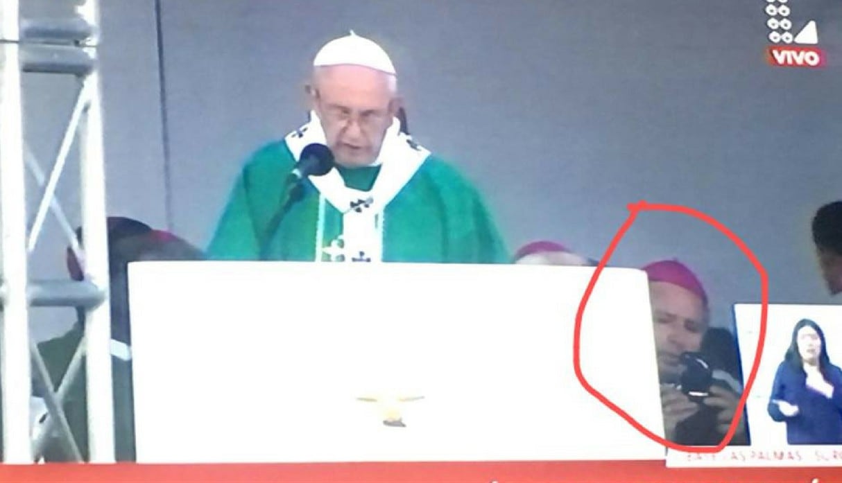 Cura revisa celular en la misa del Papa Francisco