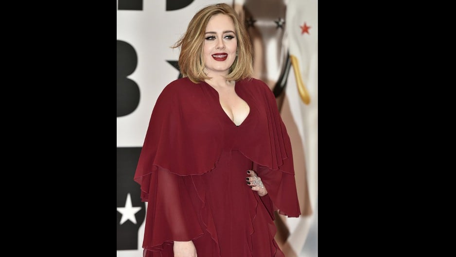 Adele lució un atrevido vestido en los Brit Awards 2016. Foto: AFP