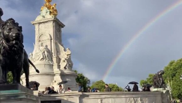 Diferentes periodistas subieron videos e imágenes del arcoíris sobre el palacio de Buckingham en Londres. Todo mientras las banderas ondearan a media asta tras el anuncio. (Foto: Twitter @briarstewart @andylines)