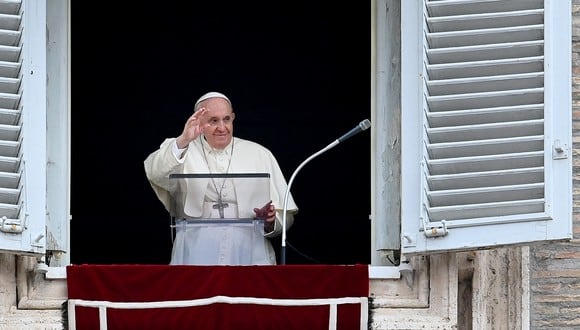 El Papa Francisco saluda a los asistentes desde la ventana del palacio apostólico con vista a la Plaza de San Pedro durante la oración semanal del Ángelus el 26 de septiembre de 2021 en el Vaticano. (Foto: Vincenzo PINTO / AFP)