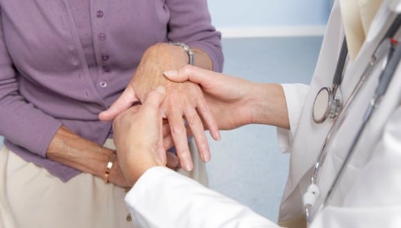 La artritis puede causar desde dolores leves hasta muy intensos, de acuerdo al estadio de la afección y de la deformación de la articulación comprometida. (Foto: Getty Images)