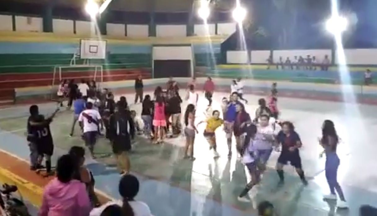 Jovencitas se agarran a golpes en pleno campeonato de fulbito femenino en Catacaos. Foto: Captura de pantalla de video de Facebook / Entérate Paita