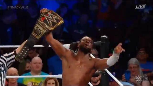 Kofi Kingston sacó adelante la lucha y venció a Samoa Joe con su patada 'problemas en el paraíso'. (Captura WWE)