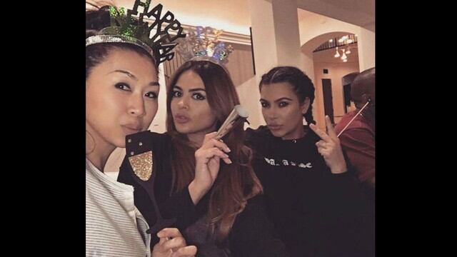 Kim Kardashian, sus hermanas y su padrastro recibieron el año nuevo de la manera más sencilla a la que suelen estar acostumbrados. (Foto: Instagram @kimkardashian)