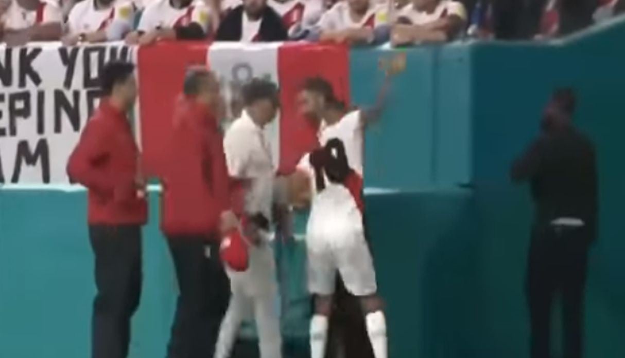 La reacción de Yoshimar Yotún tras ser expulsado en el Perú vs Croacia. (Captura: Fútbol en América)