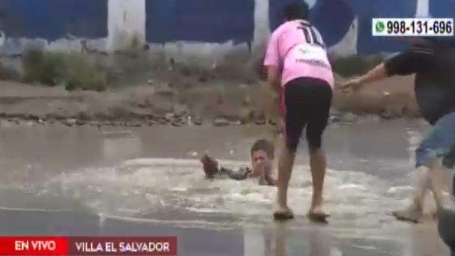 Villa El Salvador: Vecino intentó ayudar a taxista y terminó sumergido en agua empozada por lluvias