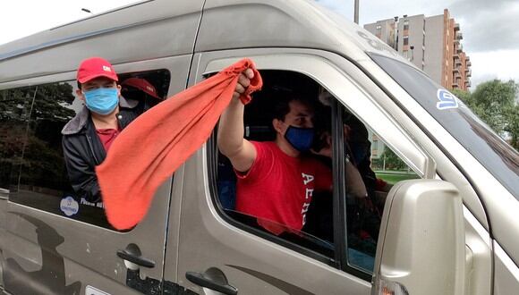 Los conductores de autobuses protestan contra las medidas gubernamentales tomadas para reducir la propagación del coronavirus COVID-19 que afecta su trabajo en Bogotá. (Foto: AFP/DANIEL MUNOZ)