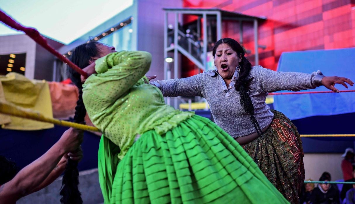 Las luchadoras en Bolivia vuelven al cuadrilátero tras las protestas. (Foto: AFP)