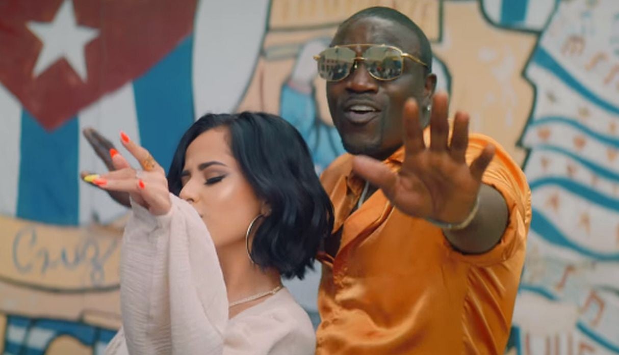 Becky G y Akon se unieron para lanzar el tema “Como no”. (Foto: Captura de video)