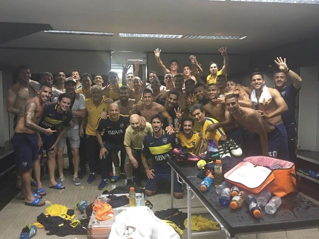 Jugadores de Boca Juniors tuvieron alocada celebración, pero dejaron camerino hecho un desastre. (Foto: Twitter)
