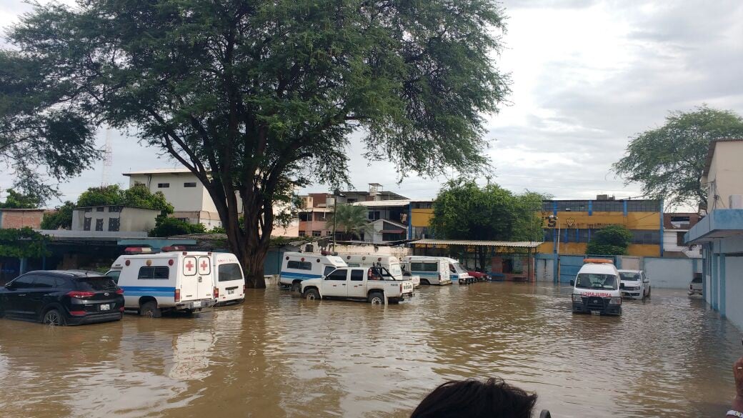 El desborde del río llegó hasta  el hospital de Piura  (Foto: La República)