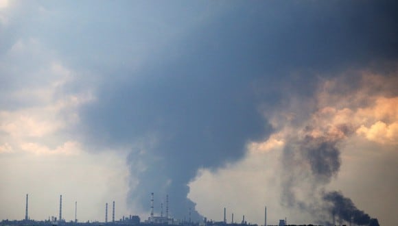 El humo se eleva sobre la refinería de petróleo en las afueras de la ciudad de Lysychansk el 23 de junio de 2022, en medio de la invasión militar de Rusia lanzada contra Ucrania. (Foto de Anatolii Stepanov / AFP)