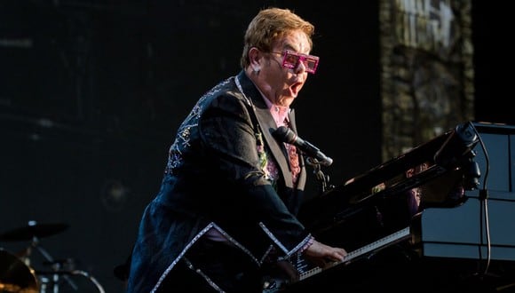 Elton John tuvo que cancelar dos conciertos tras contagiarse de COVID-19. (Foto: FABRICE COFFRINI / AFP)