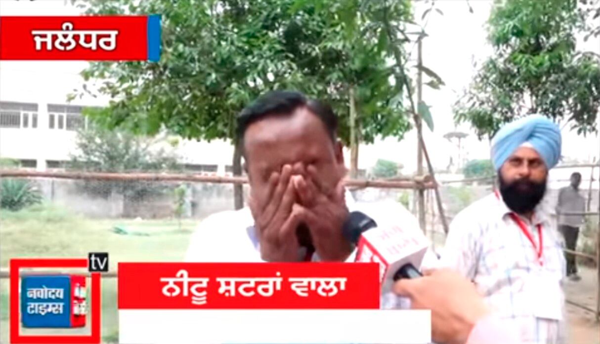 Un candidato indio rompe a llorar al ver que solo tenía cinco votos y en su familia son nueve personas. El video es viral en redes sociales. (YouTube)