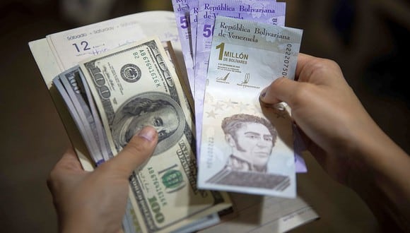 El precio del dólar superaba los 3.3 millones de dólares soberanos en Venezuela este lunes, según DolarToday. (Foto: EFE)