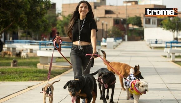 Gabriela Alzamora tiene 17 años y se ha convertido en la paseadora de perros de Lima Norte. (Fotos: Trome)