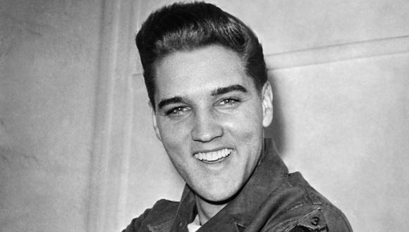Elvis Presley muestra su insignia de sargento el 14 de febrero de 1960 en Friedberg, Alemania, durante su servicio militar (Foto: AFP)