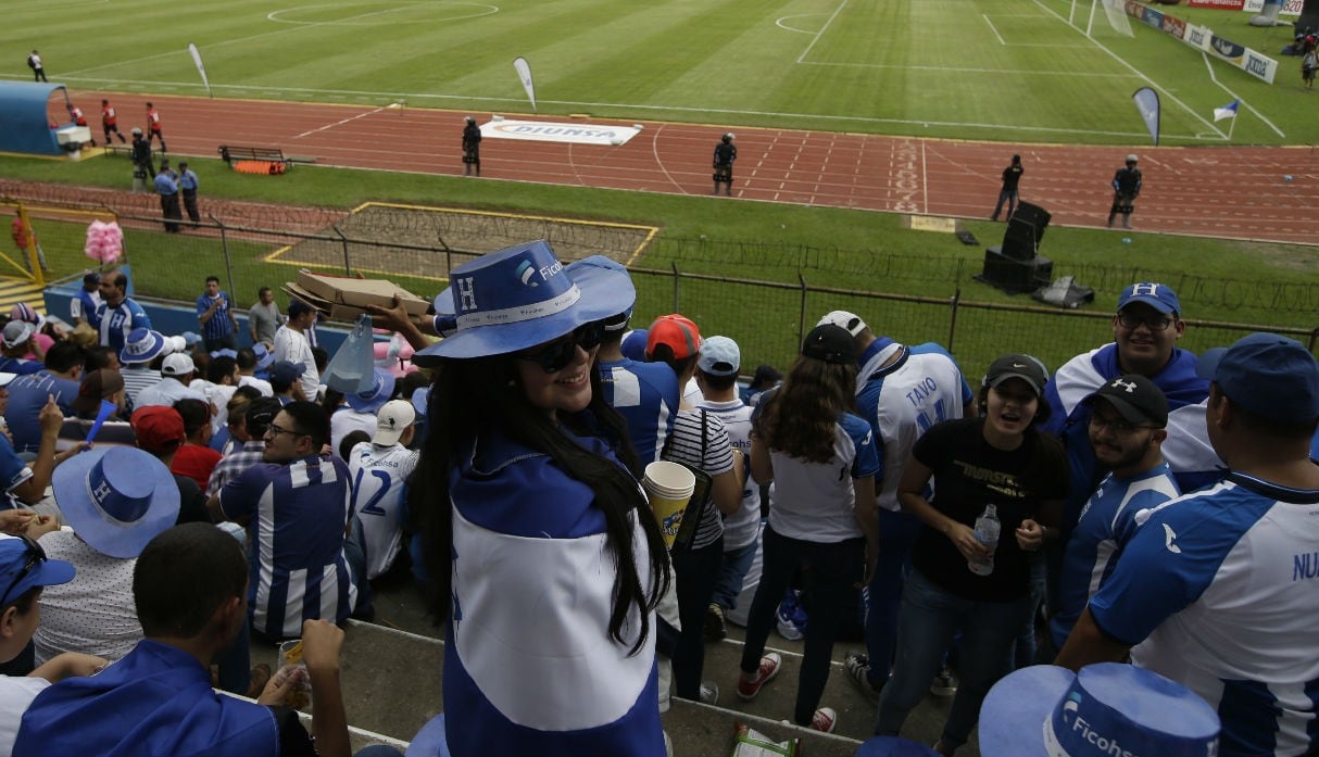 Hinchas resguardados al milímetro en el estadio de Honduras para evitar ataques o asaltos.