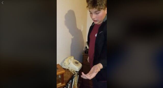 El vídeo de un adolescente intentando utilizar un teléfono antiguo