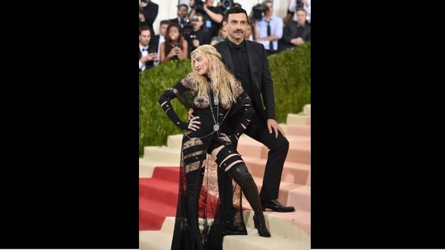 Madonna mostró trasero y pechos con atrevidas transparencias. (Foto: AFP)
