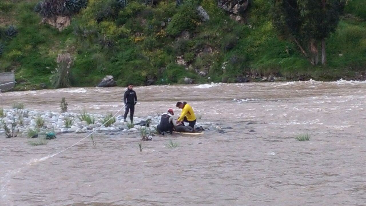 Junín: 2 muertos y 3 desaparecidos tras caída de auto al río Mantaro