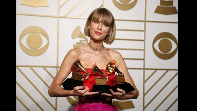 Taylor Swift mostrando sus tres Grammy. (AFP)