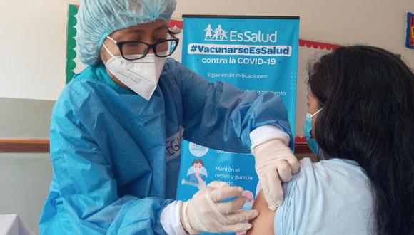 EsSalud es una de las entidades que lleva a cabo el proceso de vacunación contra el COVID-19. (Foto: Seguro Social)