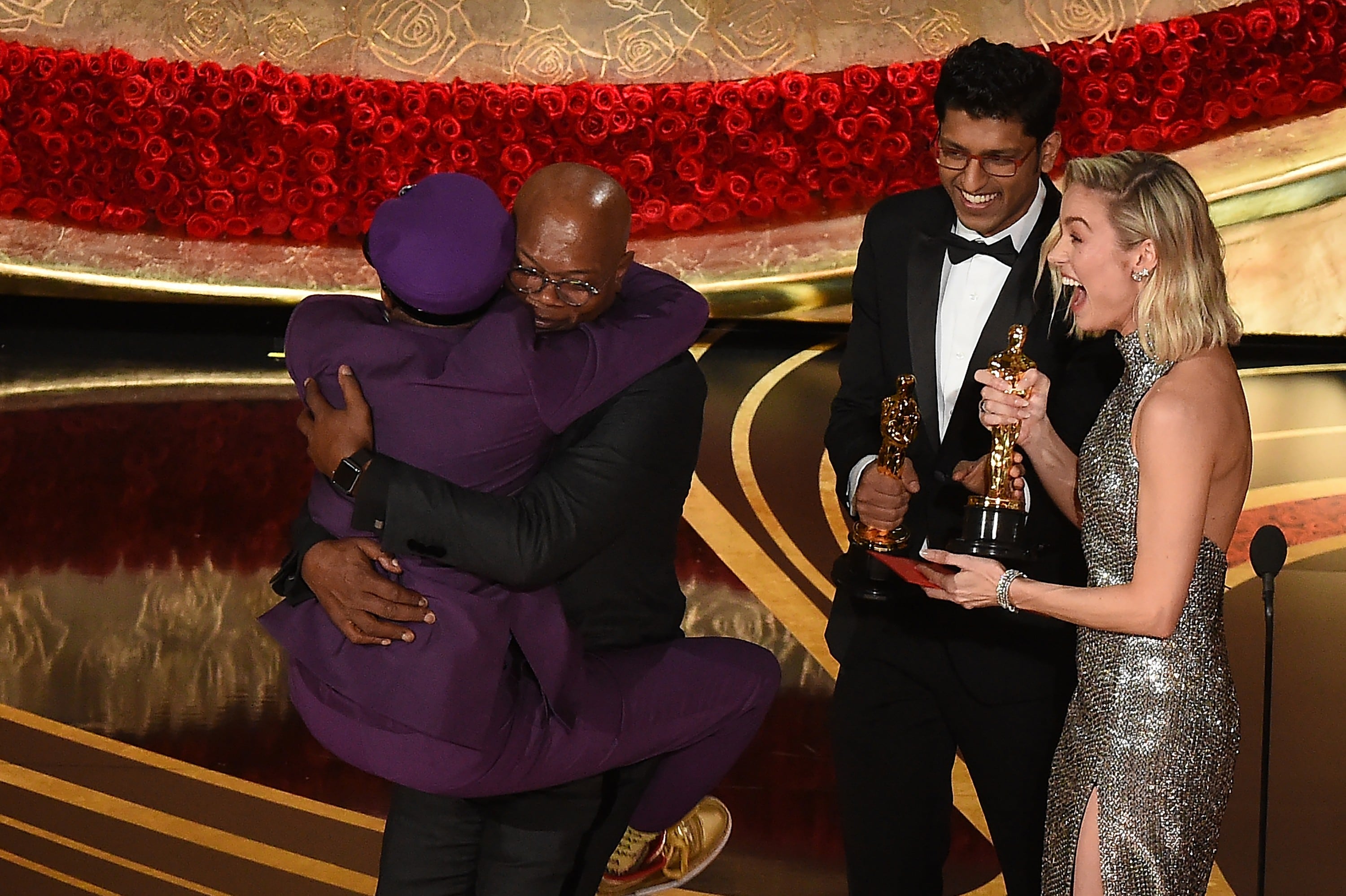 Spike Lee no pudo contener su emoción y abrazó eufóricamente al actor Samuel L. Jackson.  (Foto: AFP)