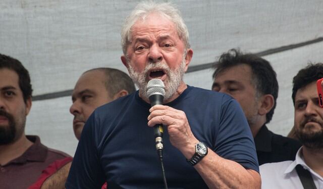 Lula da Silva se entrega a la policía para cumplir condena de 12 años de prisión