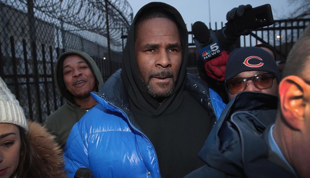R. Kelly se declaró no culpable de los diez cargos en su contra por abusos sexuales y fue liberado tras pagar fianza. (Foto: AFP)